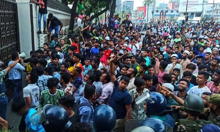 মহানবিকে(সা.) নিয়ে কটূক্তির অভিযোগ, মহাখালী-সাতরাস্তা সড়ক অবরোধ